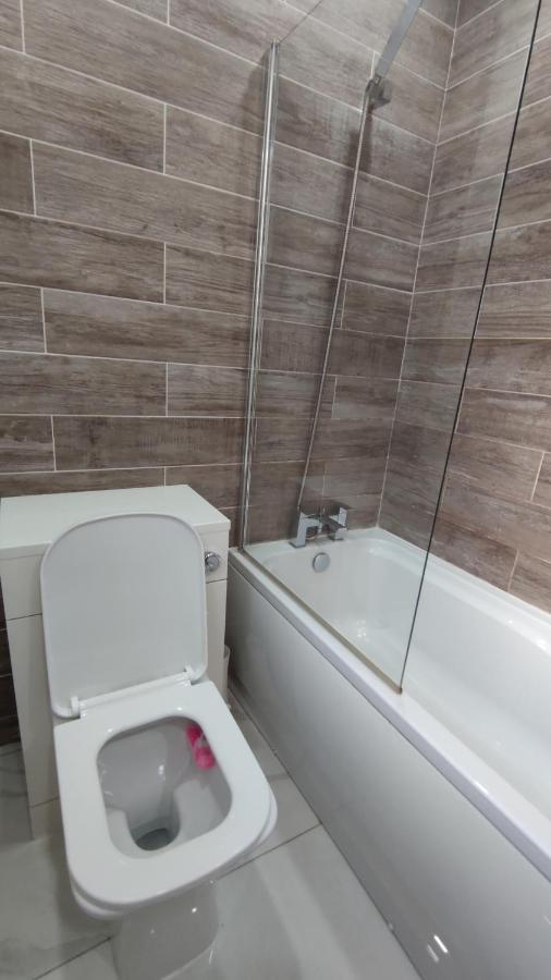 Lovely 2 Bedroom House Уорсли Экстерьер фото